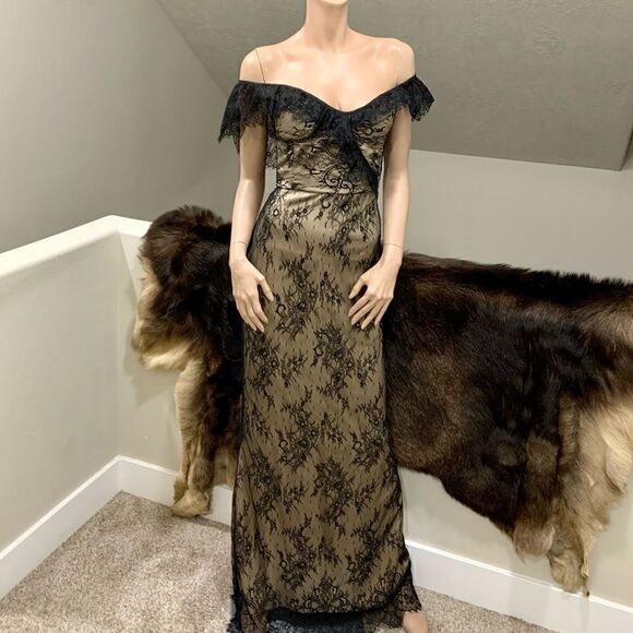 Emelia Dell Oro Dresses & Skirts - Sexy & Elegant Off-the shoulder Floral Lace Dress